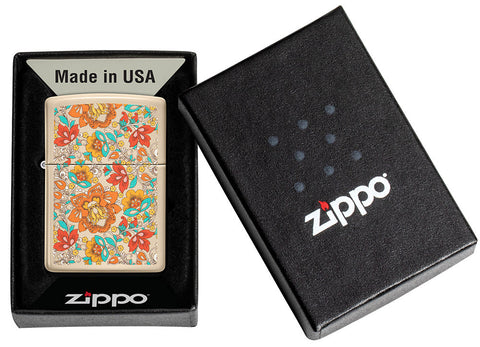 Briquet Zippo couleur sable avec motif floral de style hippie dans un écrin ouvert