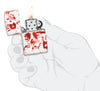 Briquet Zippo 540 degrés Design blanc mat avec empreintes de mains ensanglantées ouvert avec flamme dans une main stylisée