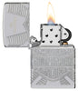 Briquet Zippo de collection 2022, 360° vue de face ouvert et allumé logo Harley Davidson avec gravures profondes sur briquet poli miroir à paroi épaisse.