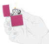 Briquet Zippo doux Pink Frequency modèle de base ouvert avec flamme dans une main stylisée