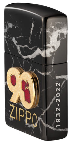 Briquet Zippo ¾ angle 360° vue de côté fait de métal avec l'illustration en couleur qui montre le logo de Zippo de la série limitée du briquet 2022 pour célébrer 90 ans de notre marque.