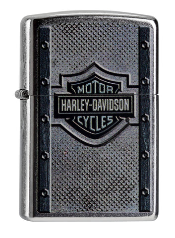 Vue de face 3/4 briquet Zippo chromé logo Harley-Davidson sur plaque métallique stylisée