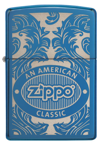 Briquet Zippo bleu vue de face entouré d’un motif en filigrane gravé au laser qui montre le logo de Zippo et de 