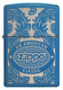 Briquet Zippo bleu vue de face entouré d’un motif en filigrane gravé au laser qui montre le logo de Zippo et de "an american classic".