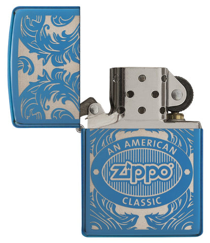 Briquet Zippo bleu vue de face ouvert sans flammeentouré d’un motif en filigrane gravé au laser qui montre le logo de Zippo et de 