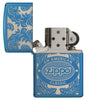 Briquet Zippo bleu vue de face ouvert sans flammeentouré d’un motif en filigrane gravé au laser qui montre le logo de Zippo et de "an american classic".