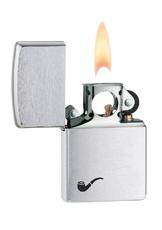 Briquet à pipe Zippo chrome brossé avec petite pipe dans le coin inférieur gauche, ouvert avec flamme