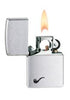 Briquet à pipe Zippo chrome brossé avec petite pipe dans le coin inférieur gauche, ouvert avec flamme