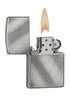 Briquet Zippo chrome brossé en diagonale, ouvert avec flamme