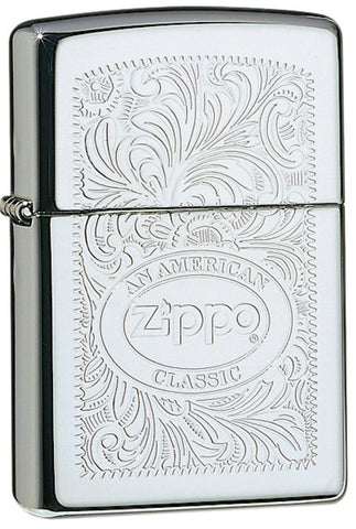 Briquet Zippo vue de face trois quart angle qui montre le logo de Zippo au milieu entoure par des fleurs el "an american classic"