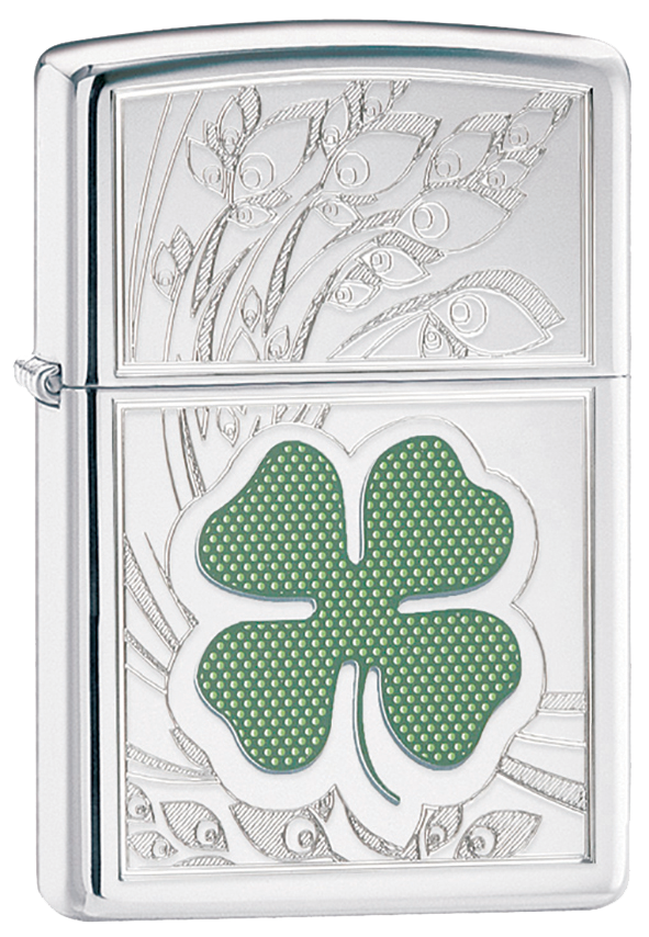 Vue de trois quarts du briquet tempête Zippo Clover