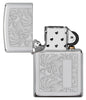 Briquet Zippo vue de face ouvert sans flamme qui montre un magnifique motif obtenu grâce à notre procédé Lustre.