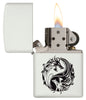 Vue de face du briquet tempête Zippo Dragons ouvert, avec flamme