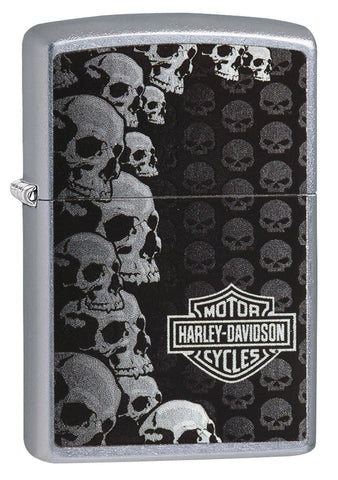 Vue de face 3/4 briquet Zippo logo Harley-Davidson entouré de têtes de mort de différentes tailles