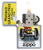 Vue de face du briquet tempête Zippo Grand Prix ouvert, avec flamme