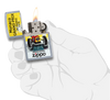 Briquet tempête Zippo Grand Prix dans une main pour représenter la taille du briquet