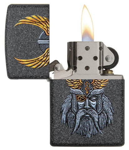 Briquet Zippo gris avec la tête d'Odin, père des dieux, ouvert avec flamme