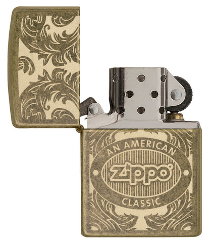 Briquet Zippo vue de face ouvert sans flammeentouré d’un motif en filigrane gravé au laser qui montre le logo de Zippo et de 