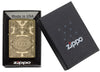 Briquet Zippo vue de face dans une boite cadeau noire ouverte entouré d’un motif en filigrane gravé au laser qui montre le logo de Zippo et de "an american classic".