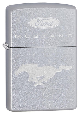 Vue de face 3/4 briquet Zippo chromé lettrage Ford Mustang avec cheval au galop en dessous