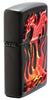 Vue de côté avant briquet Zippo dragon en flammes rouges et jaunes avec logo Zippo rétro en dessous
