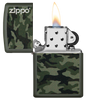 Vue de face du briquet tempête Zippo Camo and Zippo Design ouvert, avec flamme