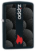 Vue de face 3/4 briquet Zippo noir logo avec flamme entourée de cercles en pointillés