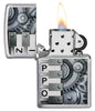 Briquet Zippo vue de face ouverte avec une flamme  illustration en couleur qui montre un horloge a engrenages mobiles en métal avec le logo de zippo dans l'autre côté du briquet.