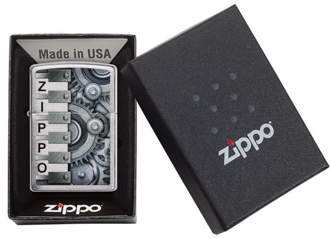 Briquet Zippo  vue de face dans le coffret cadeau noir ouvert illustration en couleur qui montre un horloge a engrenages mobiles en métal avec le logo de zippo dans l'autre côté du briquet.
