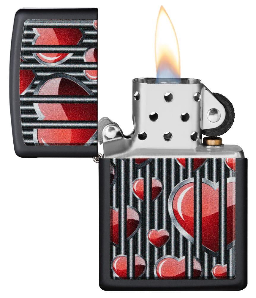 Briquet Zippo noir cœurs derrière les barreaux, ouvert avec flamme