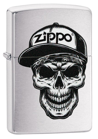 Vue de face 3/4 briquet Zippo chromé tête de mort avec casquette Zippo
