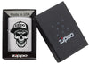 Briquet Zippo chromé tête de mort avec casquette Zippo, dans une boîte cadeau ouverte