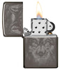 Briquet Zippo gris brillant tête de loup, ouvert avec flamme