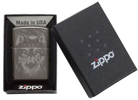 Briquet Zippo gris brillant tête de loup, dans une boîte cadeau ouverte