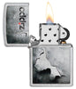 Briquet Zippo chromé logo Zippo sur métal écaillé, ouvert