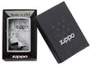 Briquet Zippo chromé logo Zippo sur métal écaillé, dans une boîte ouverte
