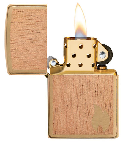 Zippo Woodchuck bois d'acajou avec petite flamme dorée Zippo dans le coin inférieur droit, ouvert avec flamme