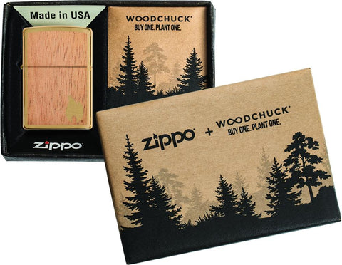 Zippo Woodchuck bois d'acajou avec petite flamme dorée Zippo dans le coin inférieur droit, dans une boîte ouverte