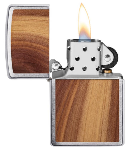 Zippo Woodchuck bois de cèdre, ouvert avec flamme