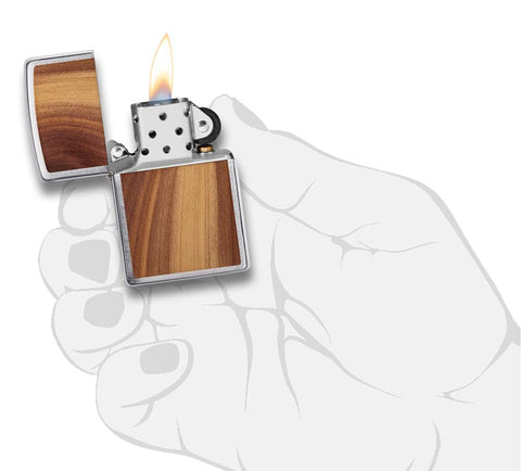 Zippo Woodchuck bois de cèdre, ouvert avec flamme dans une main stylisée