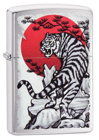 Vue de face 3/4 briquet Zippo chromé avec tigre asiatique devant un soleil rouge