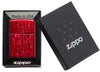 Briquet Zippo rouge avec de nombreuses flammes Zippo, dans une boîte ouverte
