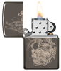 Vue de face du briquet tempête Zippo Skull Butterfly Design ouvert, avec flamme