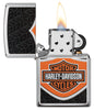 Briquet Zippo chromé avec logo Harley Davidson orange noir blanc, ouvert avec flamme