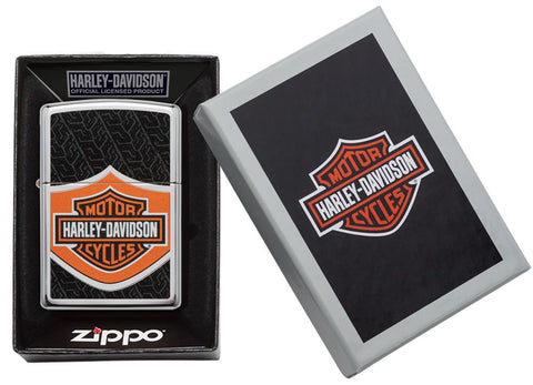 Briquet Zippo chromé avec logo Harley Davidson orange noir blanc, dans une boîte ouverte
