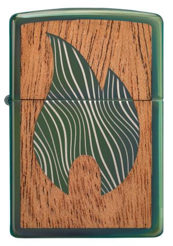 Vue de face Zippo Woodchuck avec flamme Zippo verte