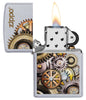 Briquet Zippo chromé avec engrenages de différentes tailles, ouvert avec flamme
