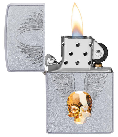 Briquet Zippo chromé tête de mort en éléMen,t Swarovski avec des ailes gravées, ouvert avec flamme