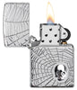 Briquet Zippo chromé haute brillance filet profondéMen,t gravé avec petite tête de mort en éléMen,t Swarovski, ouvert avec flamme