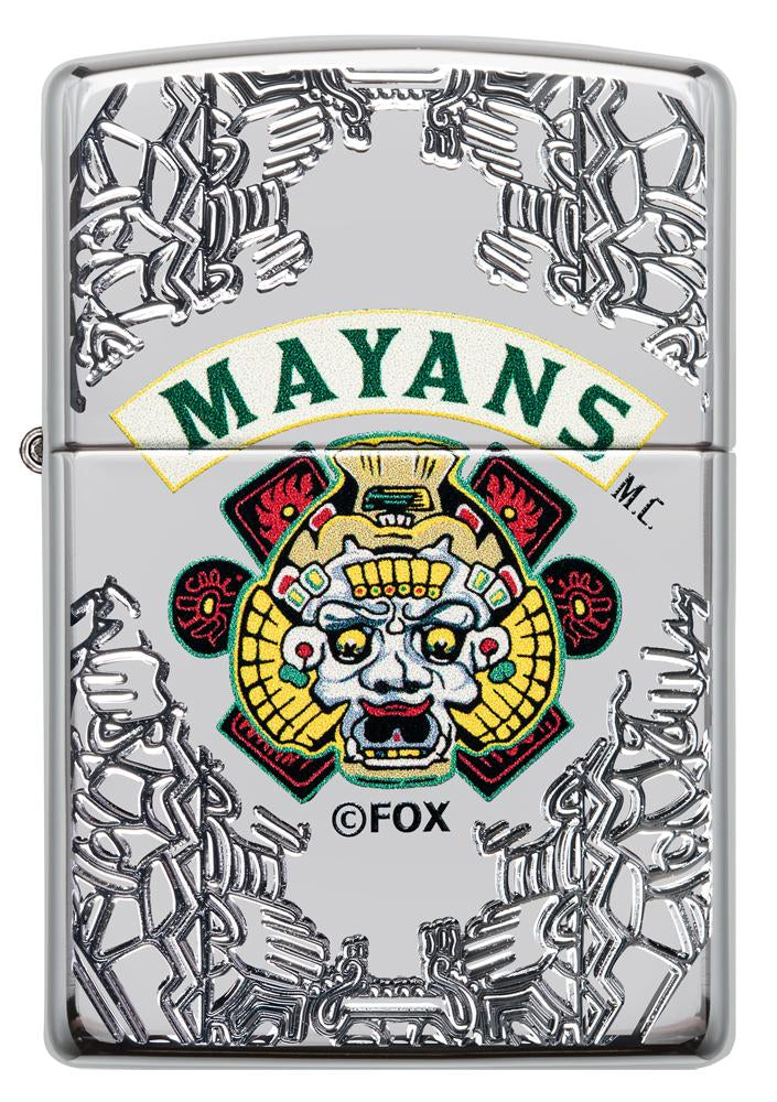 Vue de face briquet Zippo chromé avec gravures profondes Mayans M.C.